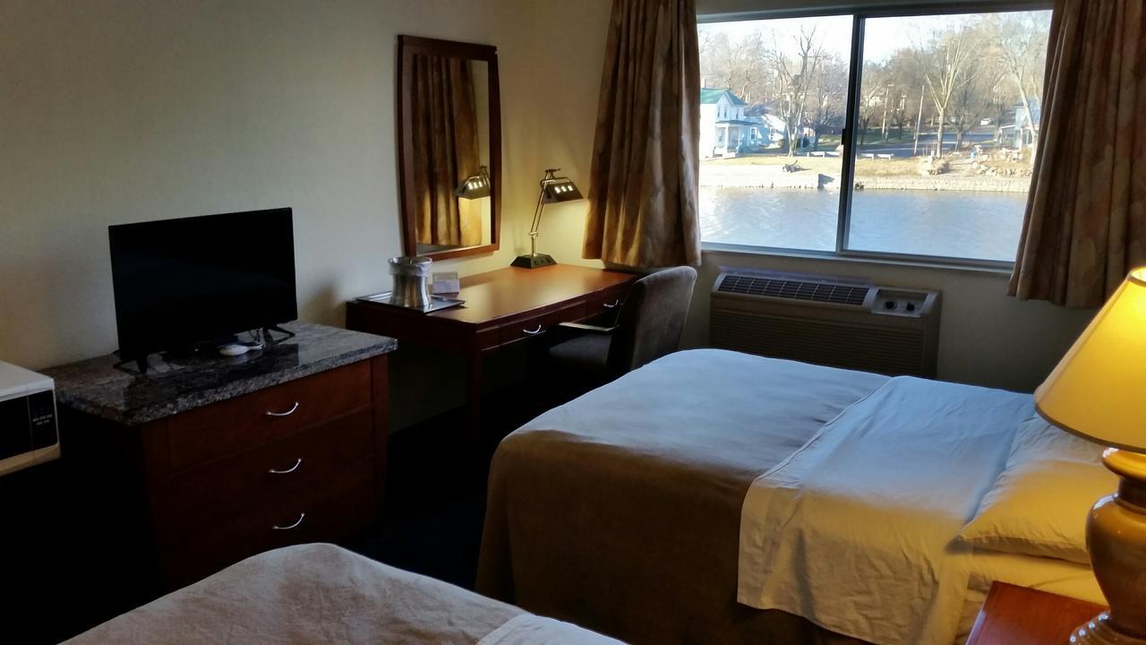 Riverwalk Inn & Suites Fort Atkinson Εξωτερικό φωτογραφία