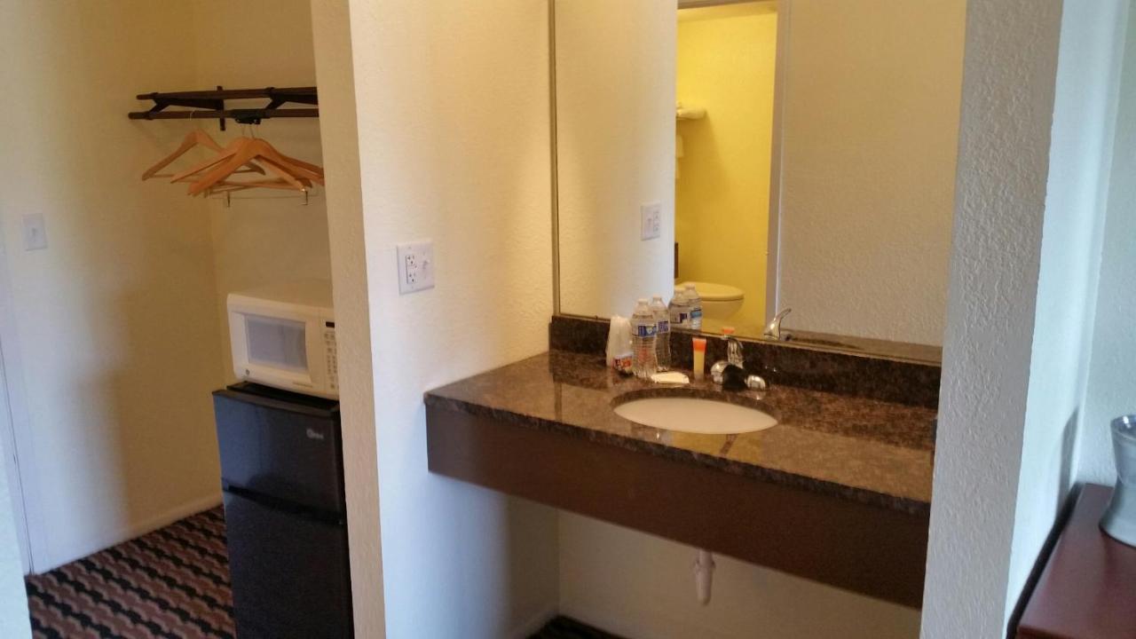 Riverwalk Inn & Suites Fort Atkinson Εξωτερικό φωτογραφία